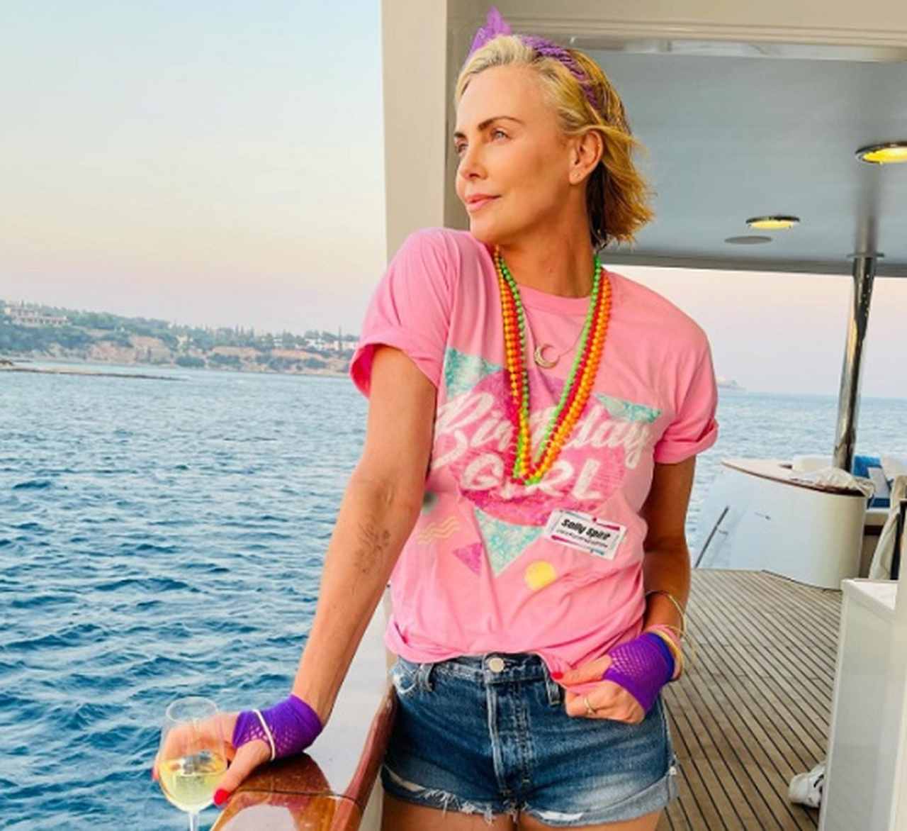 Charlize Theron - A atriz chegou a ingressar no Joffrey Ballet em Nova York para estudar ballet, mas uma lesão no joelho encerrou seus planos de seguir uma carreira na dança. 