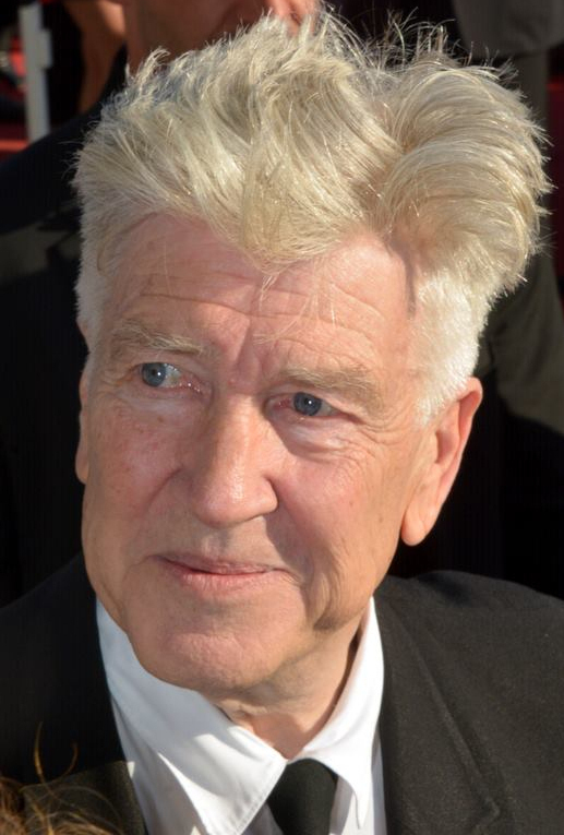 16/1 – David Lynch
Aos 78 anos, o cineasta norte-americano morreu em Los Angeles após complicações cardíacas. Ícone do cinema surrealista, ficou conhecido por obras como Twin Peaks, Eraserhead e Mulholland Drive. Sua estética única influenciou gerações de cineastas no mundo todo.