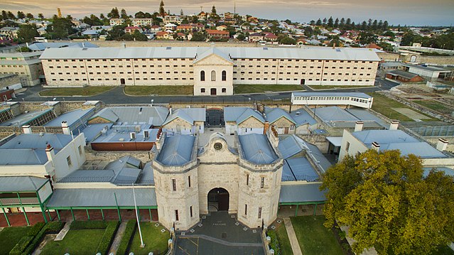 Fremantle Prison (1850s)

Antiga prisão construída por condenados britânicos, é um Patrimônio Mundial da UNESCO. Seu passado sombrio e bem preservado atrai turistas interessados na história do sistema penal australiano.