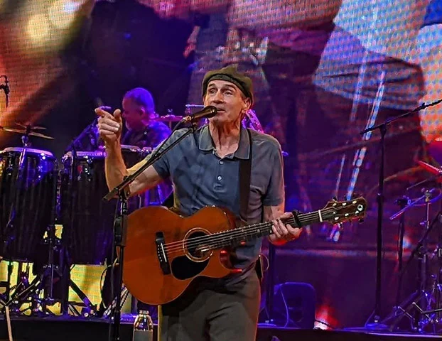 James Taylor - 12/03/1948 (77 anos). O músico americano faz uma fusão de rock, country e gospel. Canta e toca piano, violão e violoncelo.  Começou a carreira em 1966. Foi uma das estrelas do primeiro Rock in Rio (1985) e compôs  Only a Dream in Rio, em homenagem à cidade carioca. Também se dedica a causas ambientais. Fez show no Brasil em abril de 2025.
