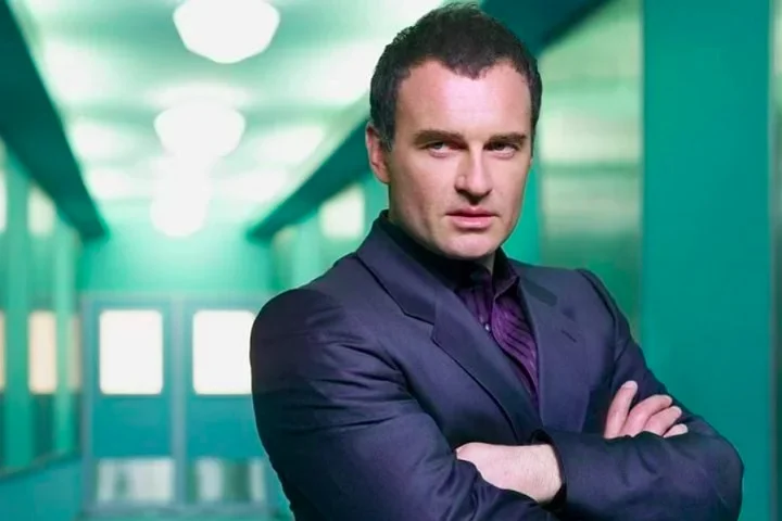 2/7 – Julian McMahon
O ator australiano faleceu aos 56 anos em Los Angeles, vítima de um aneurisma cerebral. Ganhou fama mundial com papéis em Nip/Tuck e Charmed, além de atuar em filmes da Marvel. Foi o Doutor Destino no Quarteto Fantástico. Era conhecido por seu carisma e versatilidade.
