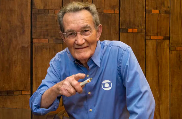 19/1 – Léo Batista
O jornalista e locutor esportivo morreu aos 92 anos em São Paulo, de falência múltipla dos órgãos. Uma das vozes mais marcantes da televisão brasileira, foi pioneiro do Globo Esporte e referência na cobertura de Copas do Mundo. Seu legado atravessa gerações do jornalismo esportivo.