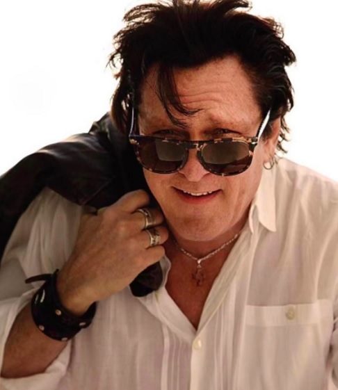 3/7 – Michael Madsen
O ator norte-americano morreu aos 67 anos em Nevada, em um acidente de carro. Famoso por seus papéis em filmes de Quentin Tarantino, como Cães de Aluguel e Kill Bill. Com sua voz rouca e presença intensa, tornou-se um ícone cult do cinema.