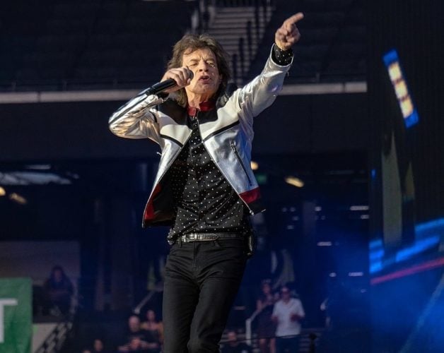 A música é algo atemporal e que atravessa gerações. E muitos músicos não se aposentam,  tamanha a paixão pela estrada. Veja alguns artistas estrangeiros, na faixa de 70 anos ou mais, ainda na ativa. Ozzy fazia parte dessa lista. Agora passa a ser um desfalque de peso. 