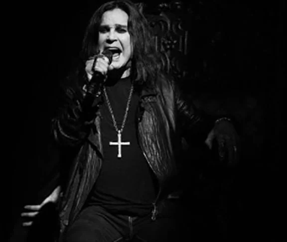 Conhecido como Príncipe das Trevas, John Michael Ozzy Osbourne nasceu em 3/12/1948 em Birmingham, na Inglaterra, e eternizou hits como Paranoid e Heaven and Hell.