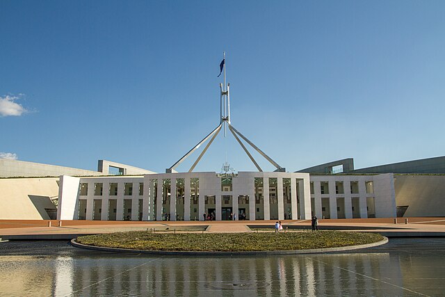 Parlamento da Austrália (1988)

Localizado em Canberra, abriga o governo do país e possui uma arquitetura moderna simbólica. Sua construção reflete a democracia australiana e é aberta a visitas do público.