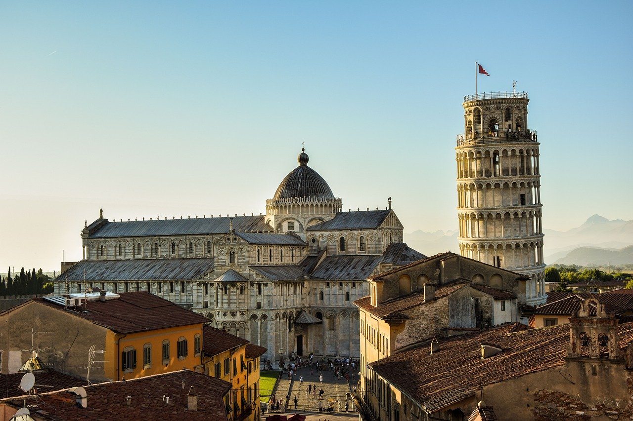Construída entre os anos de 1173 e 1370 e contando com 55 metros de altura, esta torre tem como função original abrigar o sino da catedral da cidade de Pisa. 