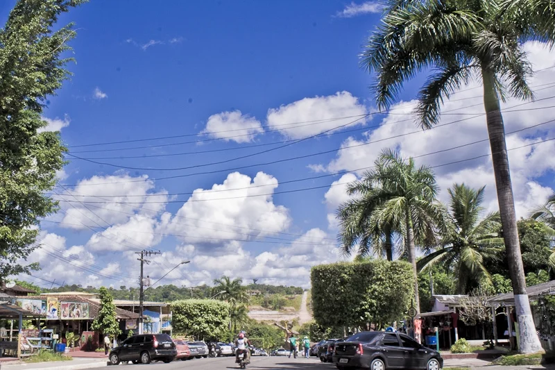 O município tem uma área de 25 mil km² e sua população, estimada pelo Instituto Brasileiro de Geografia e Estatística (IBGE) em 2020, era de 37.193 habitantes.