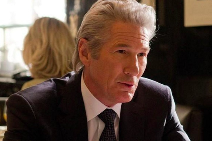 Richard Gere - O ator participa de algumas cenas de dança, incluindo uma notável performance de sapateado chamada Tap Dancing Around the Witness