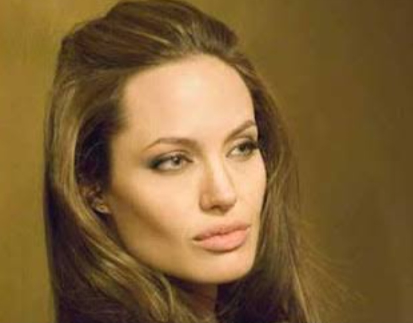 Ela contou que o próprio “assassino” decidiu declinar da oferta em um primeiro momento e pediu que ela pensasse um pouco melhor.  Após semanas, Angelina, então, decidiu que queria continuar a viver. A história tem um tom dramático pelo momento emocional que ela vivia, mas traz junto um exemplo do quanto a atriz é capaz de atos insólitos