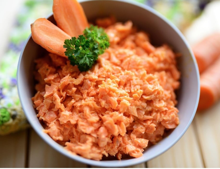 Além disso, a cenoura é fonte de minerais como potássio e cálcio, importantes para a saúde óssea e o equilíbrio da pressão arterial. Ela também ajuda a prevenir problemas cardiovasculares e certos tipos de câncer.