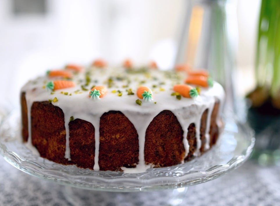 Falando em receitas, a cenoura é bastante versátil na cozinha. Pode ser consumida crua, em saladas, cortada em palitos como aperitivo, cozida em sopas, refogados e ensopados, ou assada junto a carnes. Também cai bem em receitas doces como bolos, sucos, pães e sorvetes.