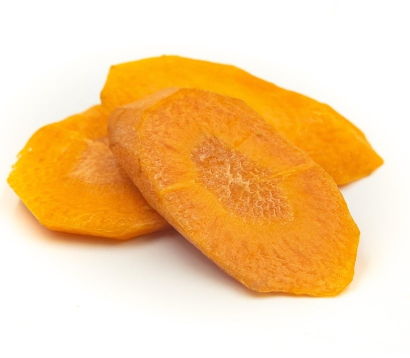 O congelamento também é uma alternativa eficaz para prolongar a durabilidade. Para isso, deve-se escaldar a cenoura em água fervente por alguns minutos e, em seguida, resfriá-la em água com gelo.