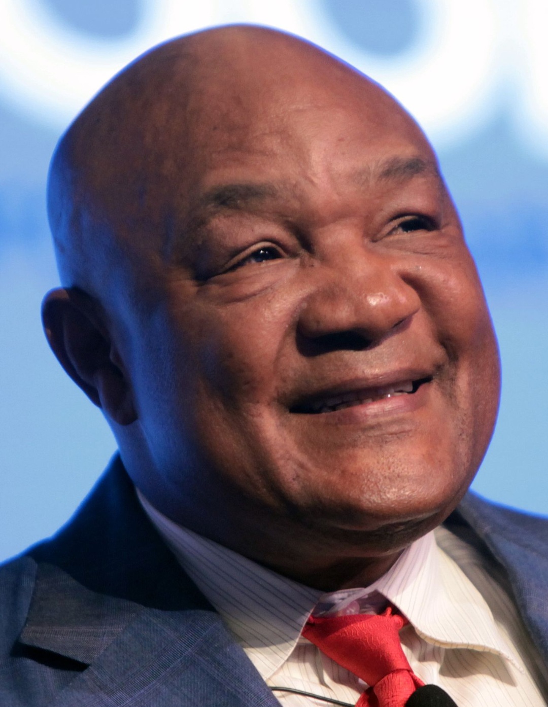 21/3 – George Foreman
O ex-boxeador e empresário norte-americano faleceu aos 76 anos em Houston, após um infarto. Bicampeão mundial dos pesos-pesados e medalhista olímpico, virou símbolo de superação e longevidade no esporte. Também ficou famoso por sua linha de grelhadores elétricos.