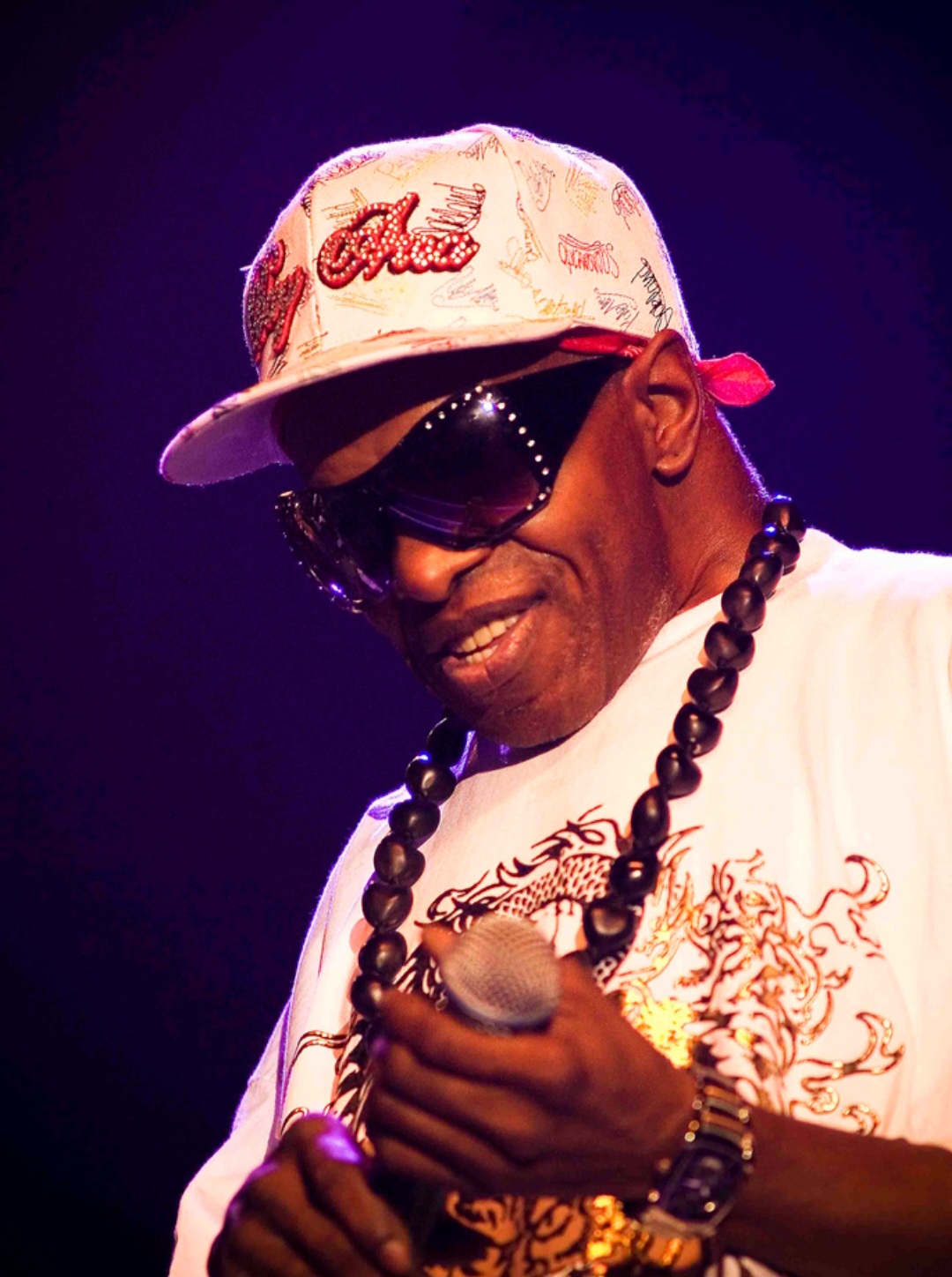 9/6 – Sly Stone
O músico norte-americano morreu aos 82 anos em Los Angeles, em decorrência de falência hepática. Líder da banda Sly and the Family Stone, foi um dos pioneiros do funk psicodélico e da soul music. Influenciou gerações com seu som revolucionário e engajado.