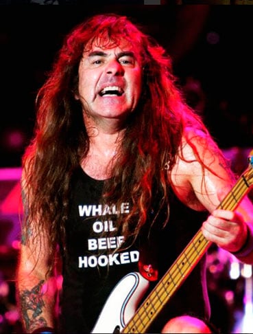 Steve Harris - 12/03/1956 (69 anos). O músico inglês é o principal compositor, baixista e tecladista da banda Iron Maiden. Sempre chamou atenção por não usar palhetas e passar giz nos dedos antes de tocar. Segue na ativa tanto no Iron Maiden como no seu projeto paralelo, British Lion. 