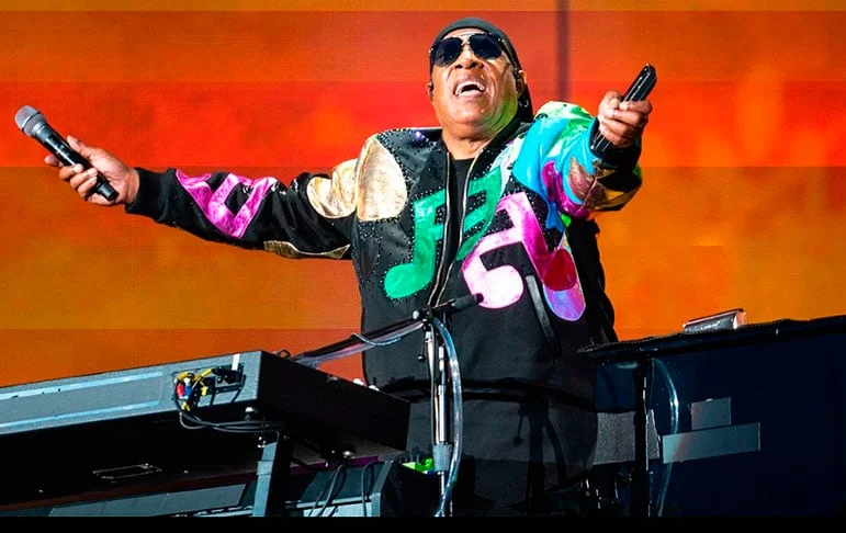 Stevie Wonder - 13/05/1950 (76 anos). O prestigiado cantor e pianista cego de nascença segue uma carreira sólida que marca os gêneros pop, soul e R&B em nível mundial. Em julho de 2025, faz turnê pelo Reino Unido. Vale lembrar que, em 2011, se apresentou para mais de 100 mil pessoas no Rock in Rio. 