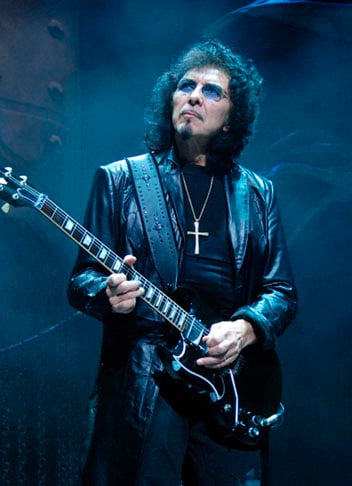 Tony Iommi - 19/02/1948 (77 anos). O guitarrista fundou a Black Sabbath com Ozzy e teve papel crucial na criação do Heavy Metal. É o Rei dos Riffs. Vítima de acidente, usou próteses em dedos esquerdos para seguir carreira. É um dos adeptos da famosa guitarra Gibson SG. 