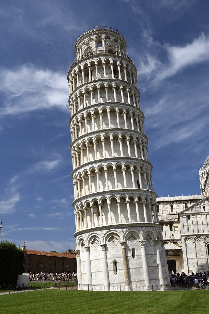 A Torre de Pisa é uma obra de arte em mármore branco, realizada em três fases ao longo de um período de cerca de 177 anos. A construção do primeiro andar começou no dia 9 de agosto de 1173, um período de sucesso militar e prosperidade.