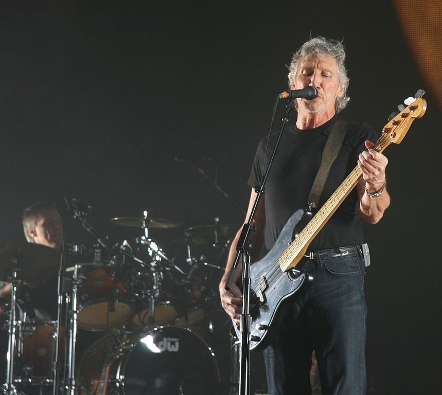 Roger Waters - 06/09/1943 (81 anos). Um dos fundadores da banda Pink Floyd, de rock progressivo e psicodélico Já veio sete vezes ao Brasil,  sendo a última em 2023. Politizado, é defensor da causa palestina e critica o avanço do neofascismo no mundo. 