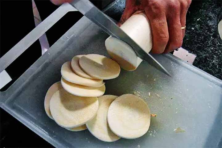 Trata-se, então, de um cilindro branco contendo os primórdios foliares e vasculares, ainda macios e pouco fibrosos. O legume vem do caule de algumas palmeiras, como açaí, juçara, pupunha ou bananeira.