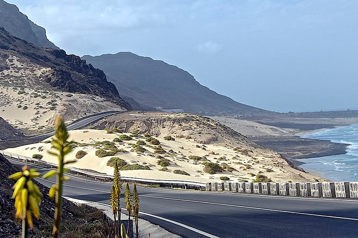 Cabo Verde é um arquipélago formado por dez ilhas de origem vulcânica. A maior é a Ilha do Sol. Sua capital se chama Praia e tem tudo a ver, pois o país tem belas paisagens à beira-mar. 