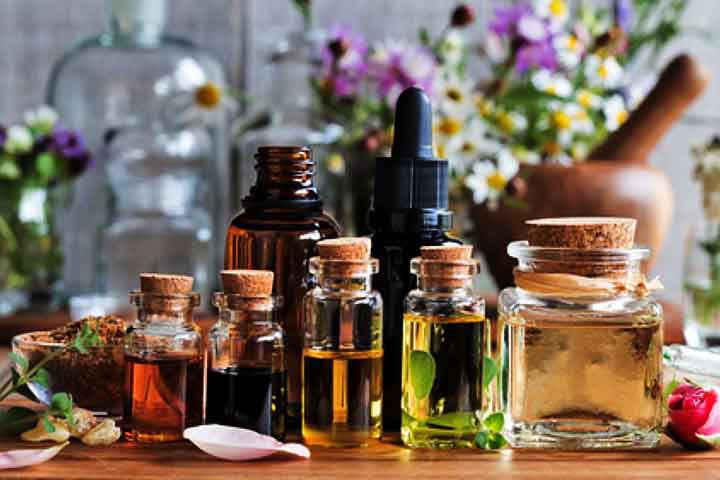 Essas primeiras formas de perfumaria eram simples, baseadas em resinas e madeiras aromáticas. Com o tempo, as fórmulas se sofisticaram, incorporando óleos essenciais, álcool e outros ingredientes naturais ou sintéticos, criando o que hoje conhecemos como perfumes.