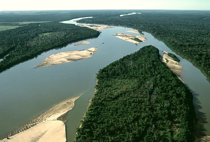 7º - Rio Araguaia – É um curso de água que tem sua nascente na Serra do Caiapó, na cidade de Mineiros, perto do Parque Nacional das Emas, em Goiás. Também passa por Mato Grosso, Pará e Tocantins. São 2.627 km de comprimento. 