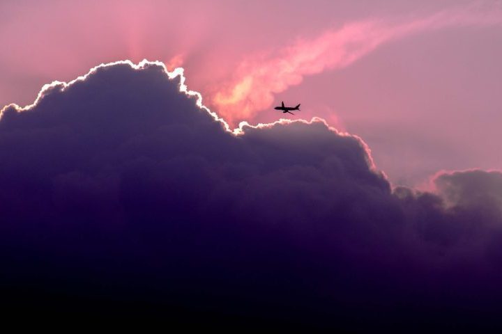 Sem empuxo, os pilotos se preparavam para um pouso de emergência no meio do oceano, à noite.