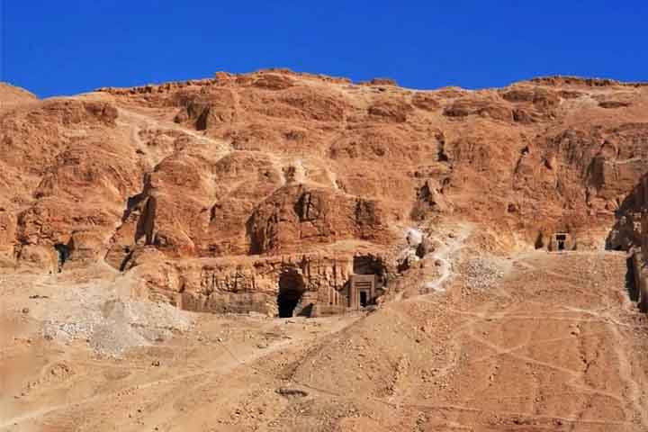 Na época napoleônica, membros da expedição do imperador francês no Egito, liderados por Vivant Denon, esboçaram em 1799 mapas e plantas de tumbas locais. Foi o início das explorações modernas na região.

