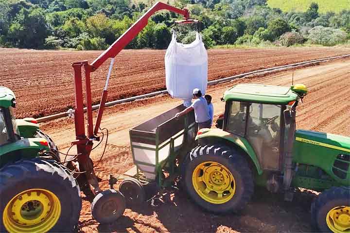 A acidez do solo também deve ser considerada, pois alguns fertilizantes podem alterar o pH do ambiente. Fertilizantes muito ácidos ou alcalinos podem impactar negativamente a disponibilidade de nutrientes para as plantas, exigindo correções com calcário ou outros produtos reguladores de pH.