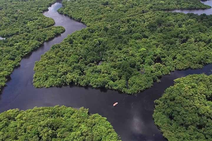Considerado também o maior rio do mundo em volume de água, o rio Amazonas nasce nos Andes peruanos e percorre países como Peru, Colômbia e principalmente o Brasil, até desaguar no Oceano Atlântico.