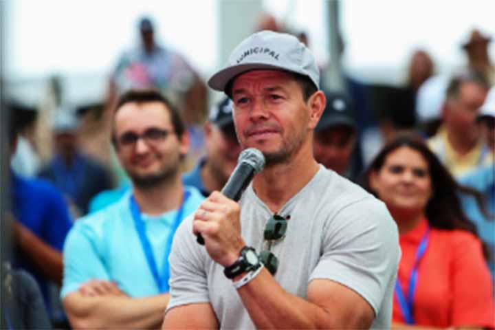 Mark Wahlberg – Ex-rapper, o artista fez muitos filmes ao longo de sua carreira. Ele é conhecido por estar em obras como Boogie Nights, O Vencedor, Ted e a franquia Transformers. Por Os Infiltrados,  foi indicado a Melhor Ator Coadjuvante.