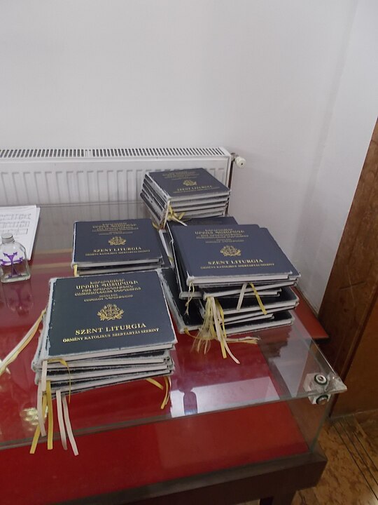 Além dos evangelhos de Mateus e João, os apóstolos Paulo, Pedro, Tiago e Judas escreveram cartas e epístolas que fazem parte do Novo Testamento. Paulo, por exemplo, escreveu grande parte das cartas apostólicas.