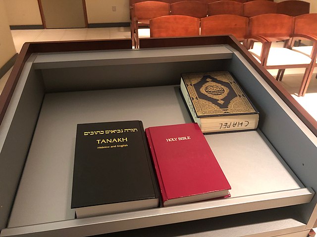 Judaísmo usa o Tanakh, que corresponde ao Antigo Testamento cristão. Algumas denominações do Islã e outras religiões estudam trechos bíblicos como referência histórica e espiritual. É comum encontrar o Livro Sagrado, por exemplo, em hotéis pelo mundo. 
