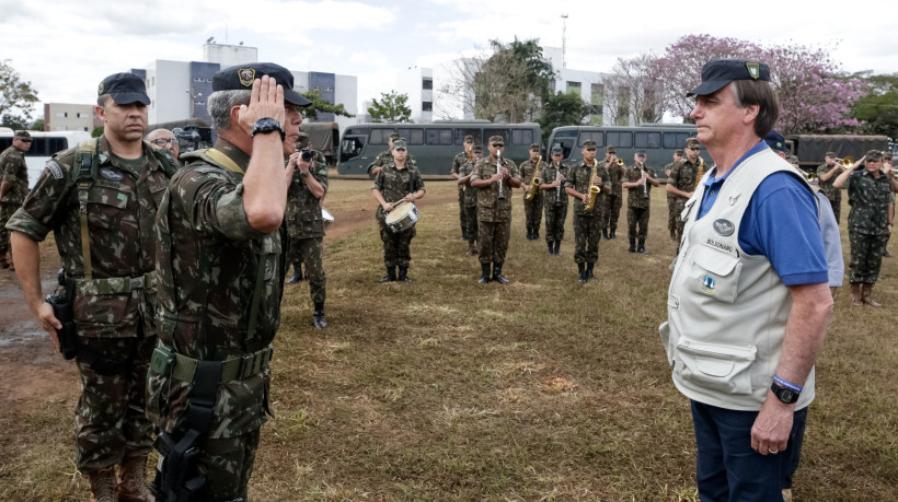 Então comandante de Operações Especiais, general-de-brigada Mário Fernandes em saudação ao então presidente da República Jair Bolsonaro