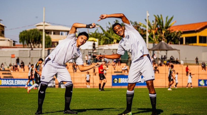 Jogadores do Ceará comemoram gol contra o Atlético-MG na Copa Brasileirinho Sub-15