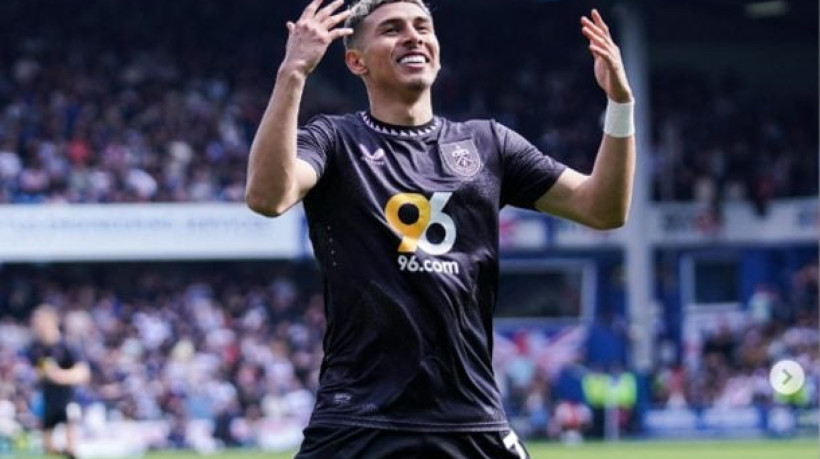 Jogador está fora dos planos do clube inglês para a temporada e se encaixa nas prioridades da diretoria da Raposa 