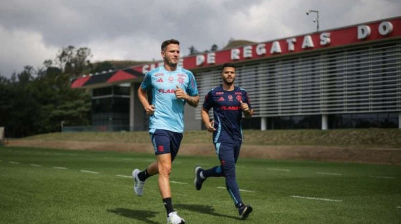 Meio-campista participa de atividade, mas ainda não está regularizado, enquanto uruguaio passará final de semana com a família