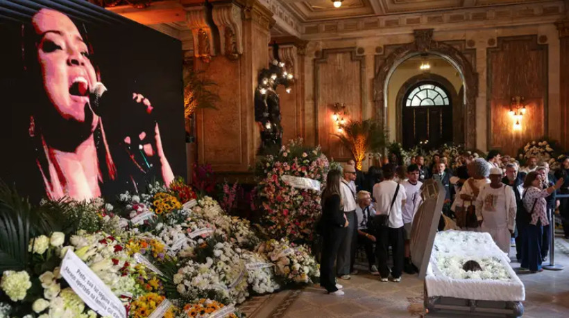 Atendendo ao desejo de Preta Gil, velório aberto ao público reuniu fãs, amigos e familiares que lotaram o Theatro Municipal do Rio de Janeiro para se despedir da artista