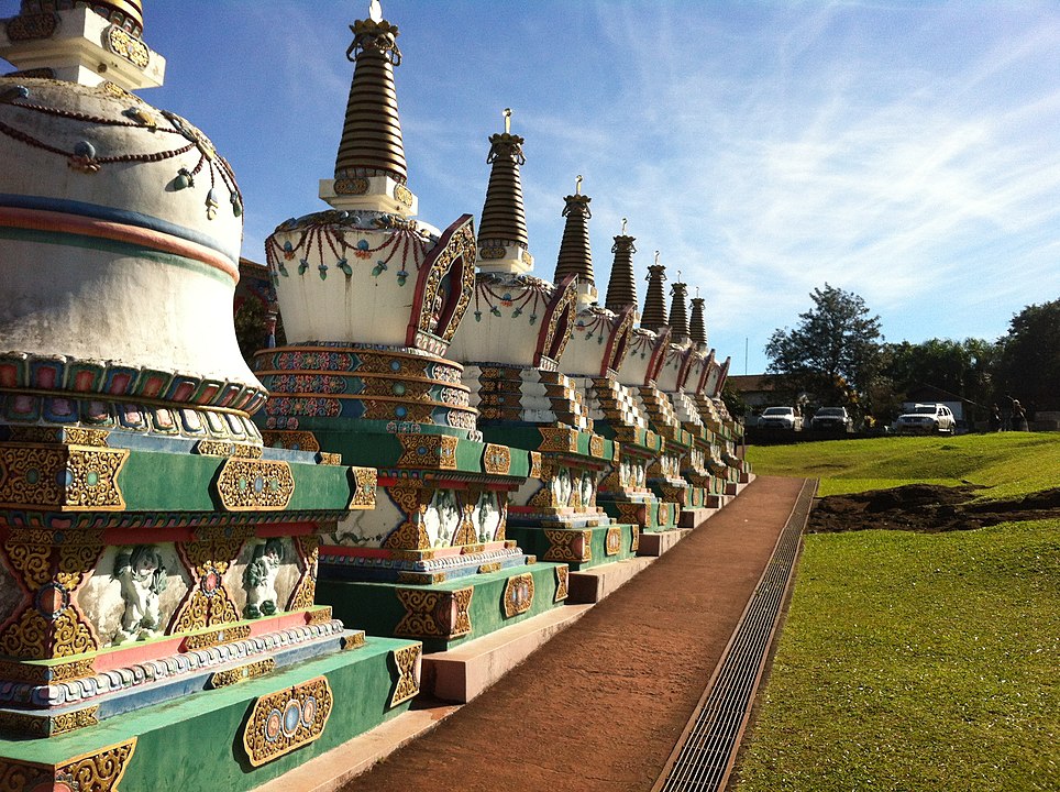 Muitas pessoas confundem movimentos como a Perfect Liberty, a Igreja Messiânica, a Happy Science e a Seicho-No-Ie com o Budismo. Mas não há qualquer relação. Na foto, estupas no templo budista na cidade de Três Coroas (RS). 