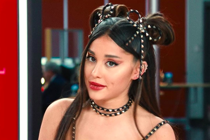 Ariana Grande - A cantora de sucesso na música pop também deixou sua marca no cinema. Estreou na telona com um papel no filme “Confusões em Dobro” (2013). Esteve também na obra “Não Olhe para Cima” (2021), uma sátira dirigida por Adam McKay.