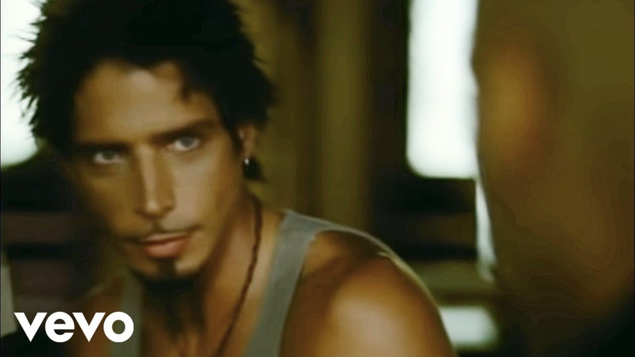 A música é caracterizada por seu ritmo melódico e pela poderosa voz do vocalista Chris Cornell, que evoca emoções intensas. Like a Stone se tornou uma das músicas mais conhecidas da banda e continua sendo apreciada por fãs de rock em todo o mundo.