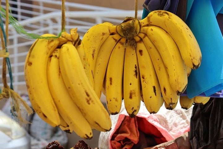 A fruta mais conhecida neste aspecto é a banana. Afinal, ela é uma das principais fontes de potássio, um mineral e eletrólito, ou sal, que conduz eletricidade no corpo. 