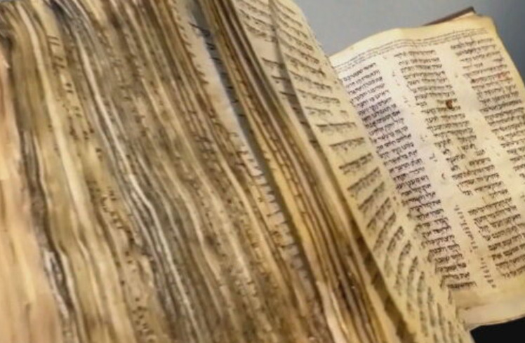 As escrituras que fazem parte da Bíblia foram escritas em três idiomas: hebraico, aramaico e grego. Assim, uma edição especial foi produzida nas línguas originais. O teólogo Renato Gusso destaca que a evolução do idioma faz com que certas palavras devam ser consideradas com o sentido da época.