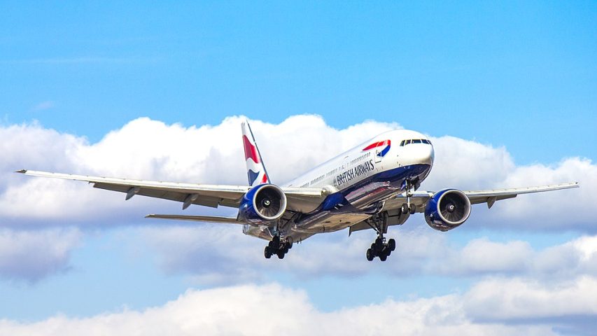 Mesmo com visibilidade comprometida, o pouso no aeroporto de Halim, em Jacarta, foi um feito de forma segura.