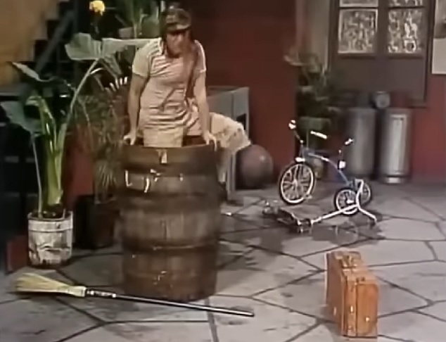 Segundo o site oficial de Chespirito, o personagem não vivia dentro do barril, como muitos pensavam, mas sim na casa nº 8 (que nunca foi mostrada). 