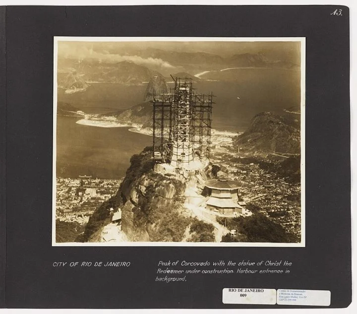 A ideia da construção de uma grande estátua religiosa no topo do Corcovado foi sugerida pela primeira vez em 1859 pelo padre Pedro Maria Boss e só ganhou impulso em 1921, com a aproximação do centenário da Independência do Brasil.