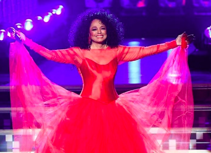Diana Ross – Lendária cantora e atriz americana, liderou o grupo The Supremes, com hits como Baby Love e Stop! In the Name of Love. Assim, ela também se destacou como atriz, com papéis em filmes como O Sacrifício e Mahogany.