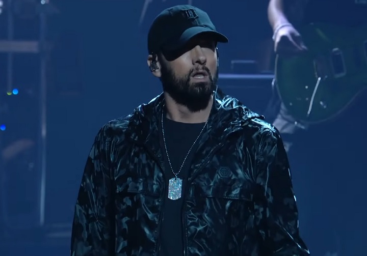 Eminem - Com uma carreira explosiva no rap, também deixou sua marca no cinema. Fez sua estreia em “8 Mile” (2002), sendo aclamado com um Oscar de Melhor Canção Original por “Lose Yourself”. 